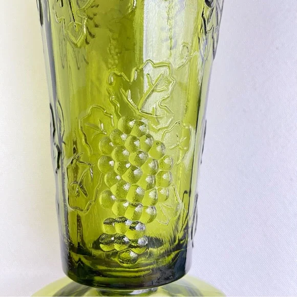 Vintage Indiana Glass pedestal vase in green Harvest Grape pattern 7.5 inches - Picture 3 of 10